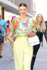 miranda-kerr-spotted-leaving-the-today-show-in-new-york-city_6.thumb.jpg.152c1649c6207a45d8098fa064dafc9c.jpg