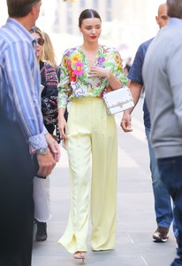 miranda-kerr-spotted-leaving-the-today-show-in-new-york-city_7.thumb.jpg.ba7d6ec4c3aba463b81451f06fa2bfae.jpg