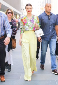 miranda-kerr-spotted-leaving-the-today-show-in-new-york-city_8.thumb.jpg.8bdc7af46bfb91d91b8285259ef97e66.jpg