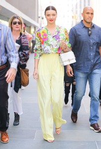 miranda-kerr-spotted-leaving-the-today-show-in-new-york-city_9.thumb.jpg.4f268ee22c2419c7ddf69053470cd5b9.jpg