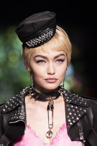 moschino-clp-rs18-8682.thumb.jpg.1d1277ecb4ab8ecd7f7cf42fe188d23f.jpg