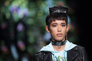 moschino-clp-rs18-8744.thumb.jpg.36c4e8c01e04a376efe784df83ebbc64.jpg