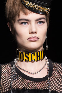 moschino-clp-rs18-8900.thumb.jpg.4796d9911fc586dc030095b8ac9e0973.jpg