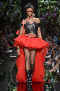 moschino-rs18-2572.thumb.jpg.3687e5f8220834c7d09e7f2f409abfb5.jpg