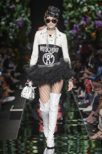 moschino-rs18-2716.thumb.jpg.0b1d90eb6558b441f56ed524e0f6e369.jpg