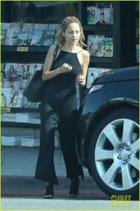 nicole-richie-goes-makeup-free-while-running-errands-04.jpg