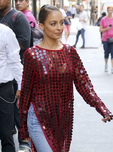 nicole-richie-leaves-today-tv-show-in-new-york-09-27-2017-5.jpg