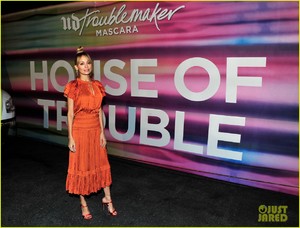 nicole-richie-says-daughter-harlow-is-a-hair-and-makeup-girl-04.jpg