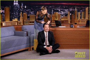 nicole-richie-talks-season-two-of-great-news-while-braiding-jimmy-fallons-hair-02.JPG