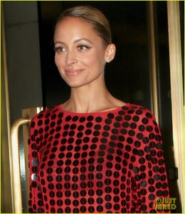 nicole-richie-talks-season-two-of-great-news-while-braiding-jimmy-fallons-hair-09.jpg