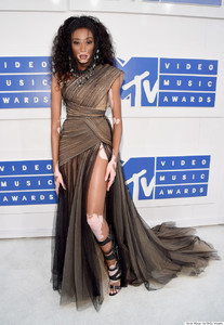 o-WINNIE-HARLOW-VMAS-900.jpg