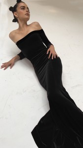 offshoulderfishtailgownvelvet-black-b03_2938-cc.jpg