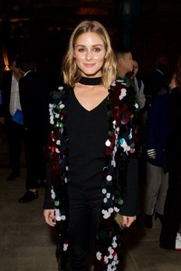 olivia-palermo-emporio-armani-show-in-london-09-17-2017-5.jpg