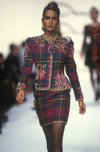 oscar-de-la-renta-fw-1991-2.thumb.jpg.893caa035bd0e77a0ab9bc3c21ceda5e.jpg