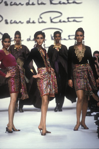 oscar-de-la-renta-fw-1991-3.thumb.jpg.35120831808843958e5c41d18caa6f2e.jpg