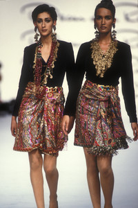 oscar-de-la-renta-fw-1991-5.thumb.jpg.1bba084254128b1650efe23e27f2ff2d.jpg