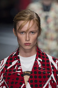 prada-clpa-rs18-2611.thumb.jpg.01337d500c85d5747748dd0071cb62ee.jpg
