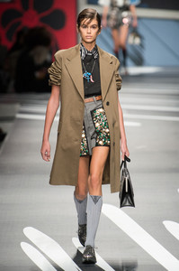 prada-rs18-2803.thumb.jpg.0c2865ba920796b182f978e48b96e71d.jpg