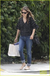 rachel-bilson-emerges-after-split-news-01.jpg