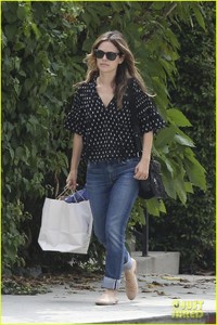 rachel-bilson-emerges-after-split-news-03.jpg