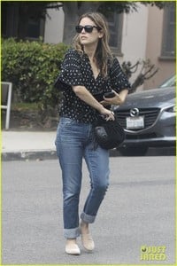 rachel-bilson-emerges-after-split-news-04.jpg