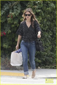 rachel-bilson-emerges-after-split-news-05.jpg