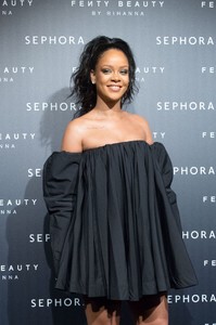 rihanna-fenty-beauty-by-rihanna-paris-launch-party-09-21-2017-1.thumb.jpg.083a3f98fb097e9e4cd4f3bbe68aebc2.jpg