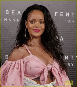 rihanna-fenty-beauty-launch-madrid-02.jpg