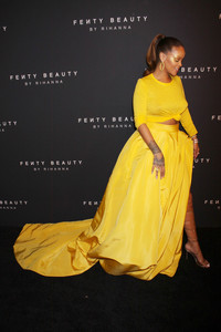 rihanna-goes-braless-at-quotfenty-beauty-by-rihannaquot-launch-new-york-fashion-week-9717-12.jpg