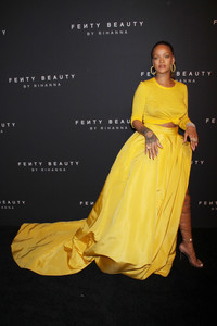 rihanna-goes-braless-at-quotfenty-beauty-by-rihannaquot-launch-new-york-fashion-week-9717-14.jpg