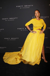 rihanna-goes-braless-at-quotfenty-beauty-by-rihannaquot-launch-new-york-fashion-week-9717-15.jpg