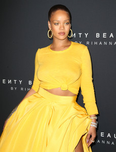 rihanna-goes-braless-at-quotfenty-beauty-by-rihannaquot-launch-new-york-fashion-week-9717-38.jpg