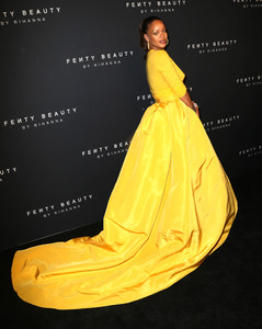 rihanna-goes-braless-at-quotfenty-beauty-by-rihannaquot-launch-new-york-fashion-week-9717-45.jpg