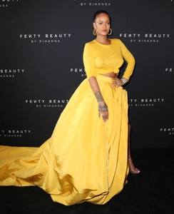 rihanna-goes-braless-at-quotfenty-beauty-by-rihannaquot-launch-new-york-fashion-week-9717-48.jpg