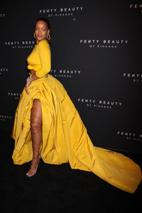 rihanna-goes-braless-at-quotfenty-beauty-by-rihannaquot-launch-new-york-fashion-week-9717-9.jpg