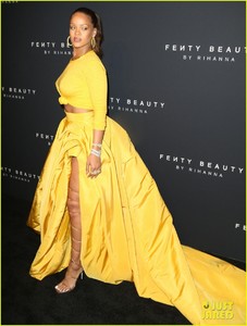 rihanna-has-major-red-carpet-moment-at-fenty-beauty-launch-01.jpg