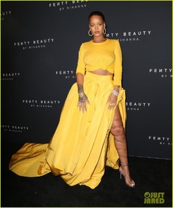 rihanna-has-major-red-carpet-moment-at-fenty-beauty-launch-03.jpg