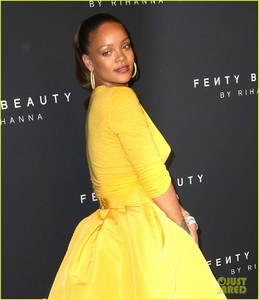 rihanna-has-major-red-carpet-moment-at-fenty-beauty-launch-04.jpg