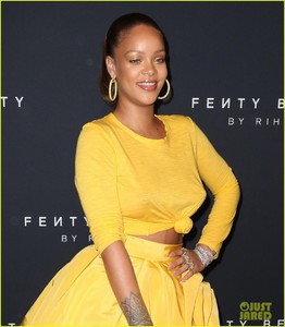 rihanna-has-major-red-carpet-moment-at-fenty-beauty-launch-06.jpg