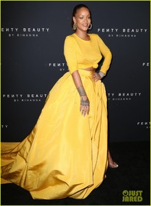 rihanna-has-major-red-carpet-moment-at-fenty-beauty-launch-07.jpg