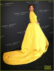 rihanna-has-major-red-carpet-moment-at-fenty-beauty-launch-09.jpg