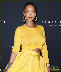 rihanna-has-major-red-carpet-moment-at-fenty-beauty-launch-10.jpg