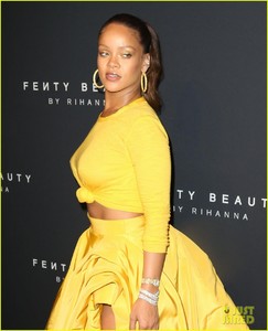 rihanna-has-major-red-carpet-moment-at-fenty-beauty-launch-12.jpg