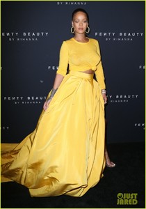 rihanna-has-major-red-carpet-moment-at-fenty-beauty-launch-13.jpg