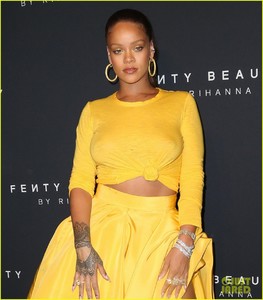 rihanna-has-major-red-carpet-moment-at-fenty-beauty-launch-14.jpg