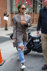 rihanna-out-in-nyc-91017-1.jpg