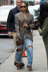 rihanna-out-in-nyc-91017-11.jpg