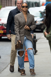 rihanna-out-in-nyc-91017-13.jpg