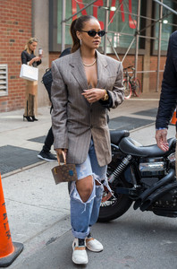 rihanna-out-in-nyc-91017-15.jpg
