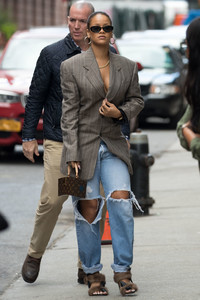 rihanna-out-in-nyc-91017-16.jpg